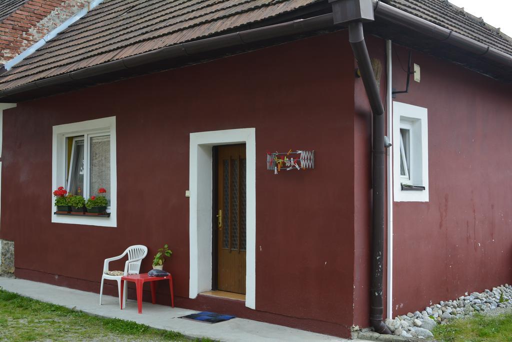 Begonia-Dom S Jednou Spalnou Bešeňová Oda fotoğraf